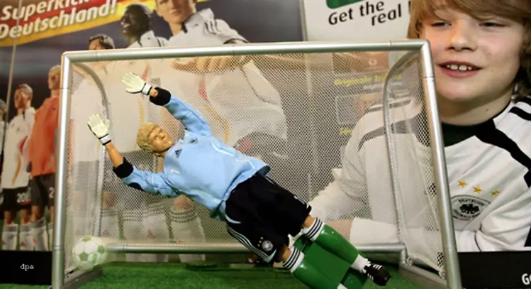 Dieser-kleine-Mann-hat-dagegen-am-neuen-Fussball-Spiel-Kick-O-Mania-seine-Freude-Der-Mann-im-Tor-steht-allerdings-in-Wirklichkeit-seit-einiger-Zeit-eher-dahinter