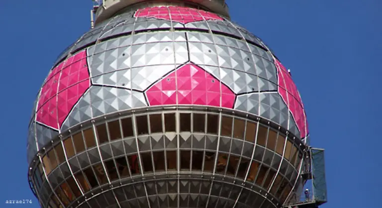 Der-Fernsehturm-muss-sich-fuer-die-Fans-aus-aller-Welt-in-einen-Ball-verwandeln