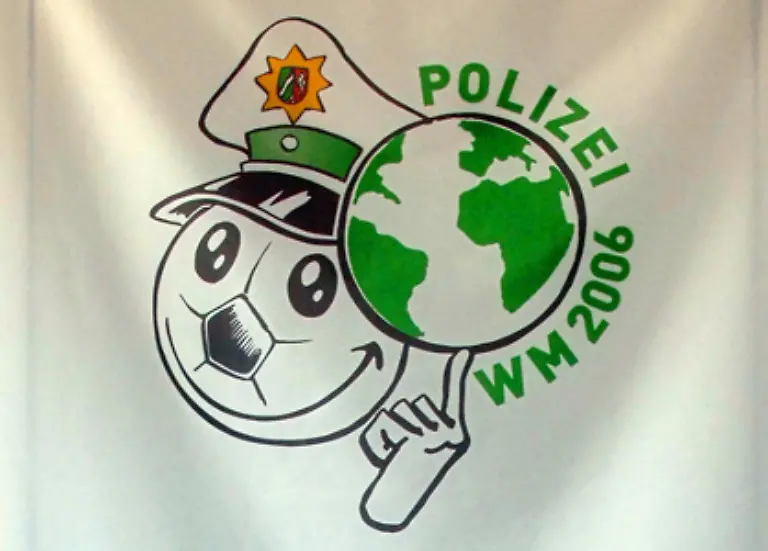 Zum-Schluss-noch-eine-Bitte-Wer-verschafft-der-Polizei-von-Nordrhein-Westfalen-ein-neues-WM-Logo-Das-jetzige-sieht-ziemlich-laecherlich-aus-Die-britische-Sun-verglich-das-Ball-Gesicht-sogar-mit-Adolf-Hitler