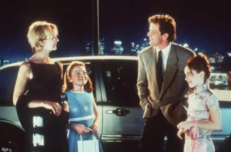 Ihr-Debuet-auf-den-Kinoleinwaenden-gab-sie-im-Jahr-1998-als-sie-in-der-Walt-Disney-Produktion-132-Ein-Zwilling-kommt-selten-allein-147-die-Zwillingsschwestern-Hallie-Parker-und-Annie-James-spielte