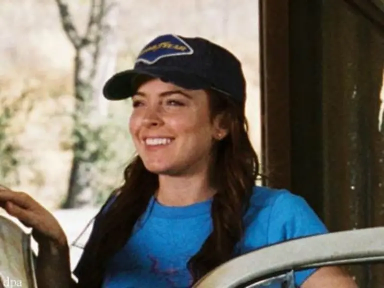 An-der-Seite-des-alten-VW-Kaefers-glaenzt-Lohan-und-gewinnt-mit-dem-sprechenden-Auto-einen-echten-Freund