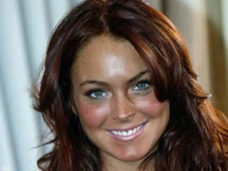 Mitte-2004-schloss-sie-mit-Major-Universal-einen-Plattenvertrag-ihr-Debuetalbum-Speak-erschien-am-7-Dezember-2004