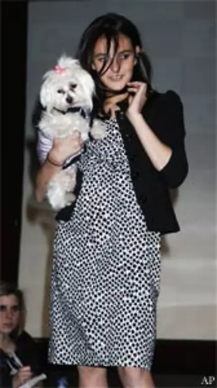 In-dem-Video-zu-dem-Song-spielt-auch-ihre-Schwester-Aliana-Lohan-11-mit