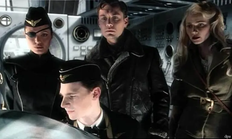 An-Sky-Captain-and-the-World-of-Tomorrow-ist-wahrscheinlich-die-berichtenswerteste-Tatsache-dass-der-Film-komplett-im-Green-Screen-Verfahren-gedreht-wurde-und-dass-auch-Angelina-Jolie-mitspielte