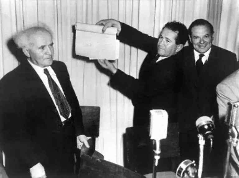Ben-Gurion-nach-der-Unterzeichnung-der-Proklamationsurkunde-im-Staatsmuseum-von-Tel-Aviv-1953-trat-er-zurueck-und-siedelte-in-den-Kibbuz-Sede-Boker-ueber