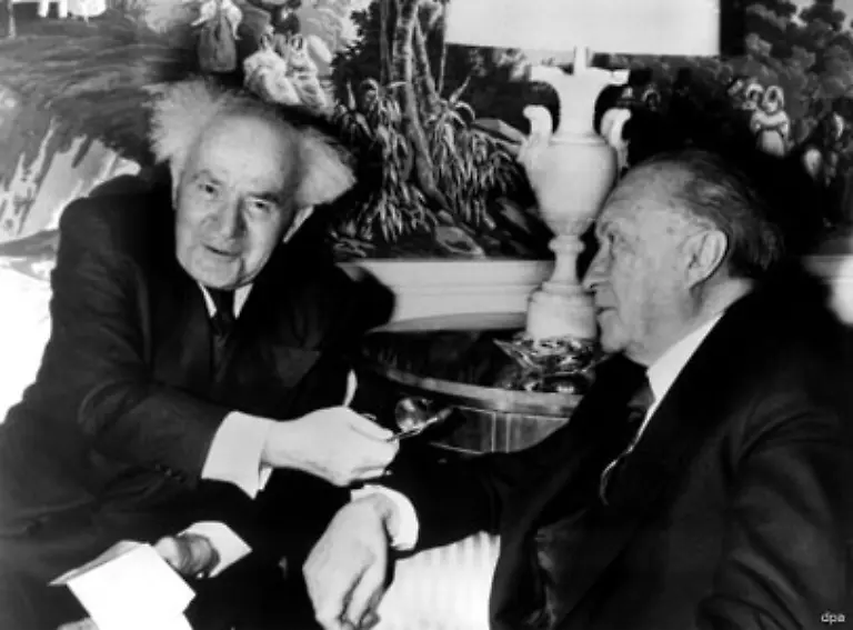 der-auch-wieder-sein-Nachfolger-wurde-Ben-Gurions-hier-im-Gespraech-mit-Bundeskanzler-Konrad-Adenauer-1960-im-New-Yorker-Waldorf-Astoria-Hotel-zweite-Amtszeit-dauerte-von-1955-bis-1963-In-ihr-fiel-die-Suez-Krise-des-Jahres-1956
