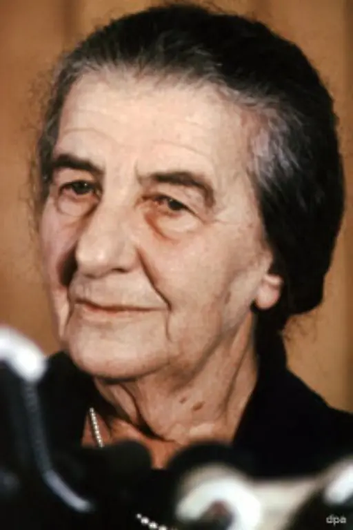 Wegen-des-anfangs-erfolgreichen-syrisch-aegyptischen-Ueberraschungsangriffs-wurde-Meir-am-Ende-des-siegreichen-Jom-Kippur-Kriegs-von-1973-heftig-kritisiert-Sie-trat-Ende-1973-zurueck-blieb-aber-bis-1974-dennoch-im-Amt