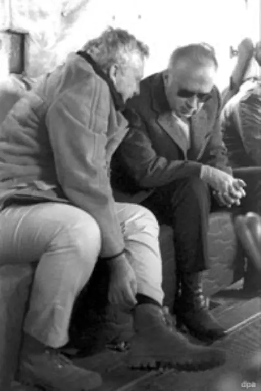 Nach-Meir-wurde-der-bisherige-Arbeitsminister-Izchak-Rabin-Ministerpraesident-Die-Arbeitspartei-hatte-am-2-Juni-1974-die-Parlamentswahlen-gewonnen-In-seiner-Amtszeit-fand-die-Befreiung-der-Geiseln-eines-von-Palaestinensern-entfuehrten-Air-France-Flugzeuges-in-Entebbe-Uganda-statt-Nach-zwei-grossen-Krisen-musste-Rabin-abtreten