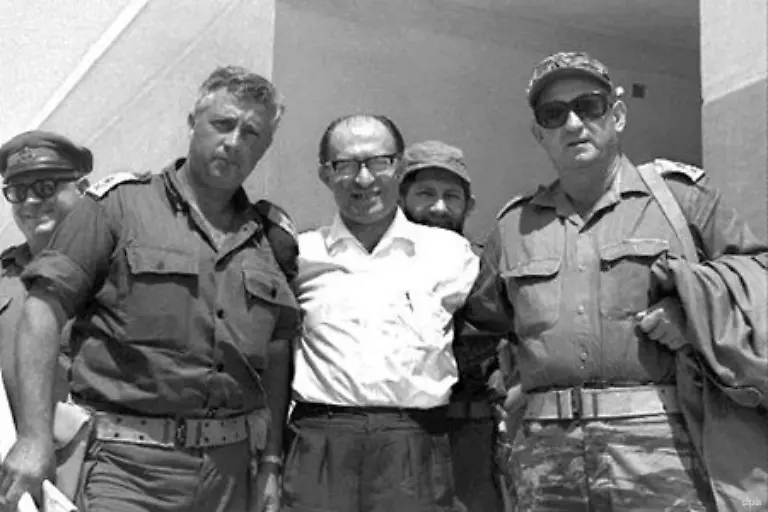 Im-Mai-1977-kam-der-rechtskonservative-Likud-Block-mit-Menachem-Begin-an-die-Macht-Begin-Mitte-mit-den-Generaelen-Ariel-Scharon-und-Avraham-Yoffe-war-bereits-1967-bis-1969-Minister-im-Kabinett-von-Levi-Eschkol