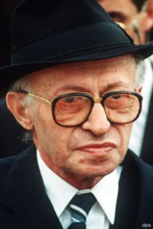 1982-liess-Begin-die-israelische-Armee-in-den-Libanon-einmarschieren-Raketenangriffe-der-Palaestinensischen-Befreiungsorganisation-PLO-auf-Nordisrael-dienten-als-Begruendung-Nach-Massakern-in-zwei-Palaestinenserlagern-in-Beirut-musste-Begin-seinen-Verteidigungsminister-Scharon-entlassen-Begin-selbst-trat-im-August-1983-zurueck
