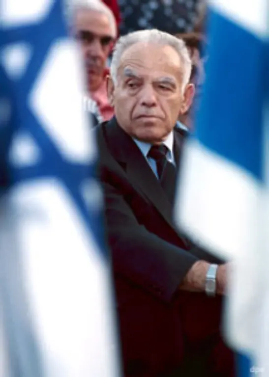 Sein-Nachfolger-wurde-Izchak-Schamir-Er-hatte-zuvor-auch-die-Fuehrung-im-Likud-uebernommen-Im-Folgejahr-1984-bildete-der-Likud-erstmals-eine-Regierung-der-Nationalen-Einheit-mit-der-Arbeitspartei
