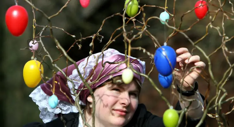 Eier-verkoerpern-den-Beginn-neuen-Lebens-passen-demnach-sehr-gut-zur-Auferstehung-Christi-die-bekanntlich-zu-Ostern-gefeiert-wird-133