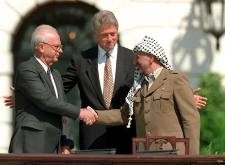 Im-September-1993-unterzeichneten-Rabin-und-Palaestinenserchef-Jassir-Arafat-in-Washington-das-erste-Autonomieabkommen-in-der-Mitte-US-Praesident-Bill-Clinton-1994-erhielten-Rabin-Aussenminister-Peres-und-Arafat-den-Friedens-Nobelpreis