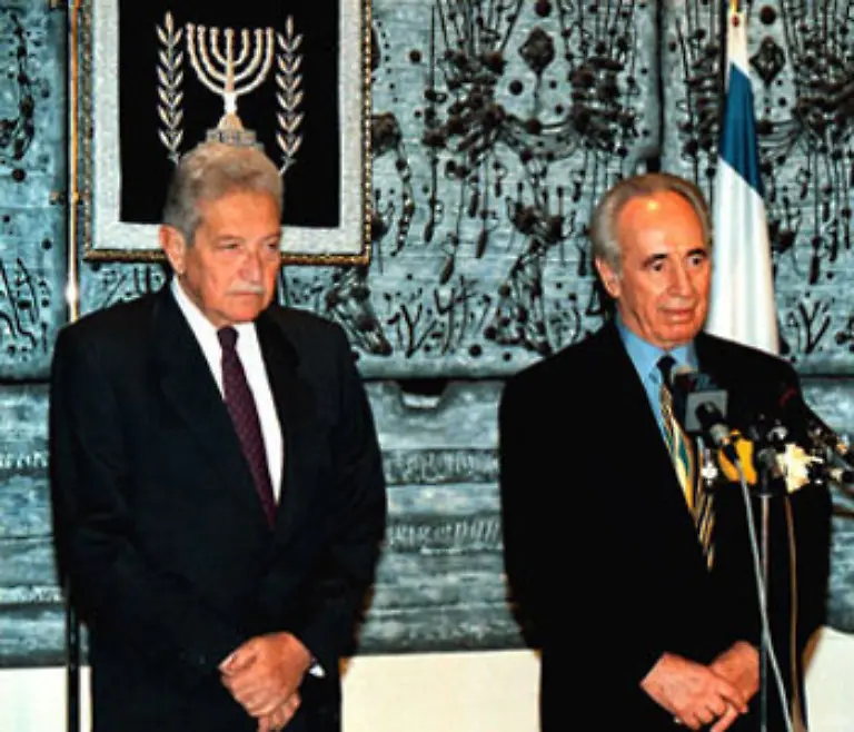 Peres-hier-mit-Praesident-Ezer-Weizman-amtierte-aber-nur-bis-Mai-1996-Er-verlor-die-Parlamentswahlen-gegen-den-Likud-Fuehrer-Benjamin-Netanjahu-Hauptursache-fuer-Peres-Niederlage-war-eine-Welle-von-Selbstmordattentaten-durch-die-palaestinensische-Terrorgruppe-Hamas