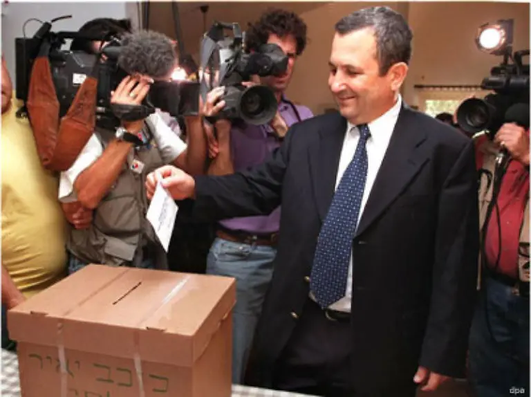 Nach-dem-Scheitern-der-Regierung-Netanjahu-gewann-Ex-General-Ehud-Barak-1999-fuer-die-Arbeitspartei-die-Direktwahlen-fuer-das-Amt-des-Regierungschefs-Seine-Amtszeit-dauerte-nur-bis-2001