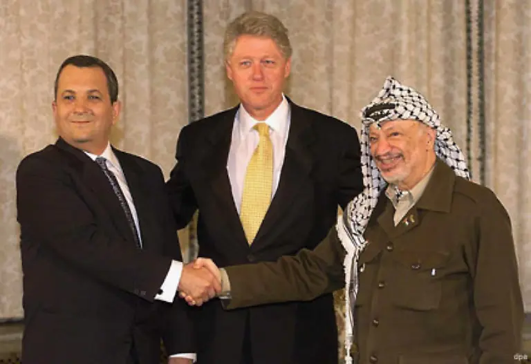 Waehrend-Baraks-Amtszeit-brach-im-Herbst-2000-die-zweite-palaestinensische-Intifada-aus-Barak-verlor-im-Jahr-darauf-eine-Vertrauensabstimmung-in-der-Knesset-Bei-der-Wahl-gegen-den-Likud-Politiker-Ariel-Scharon-hatte-Barak-keine-Chance