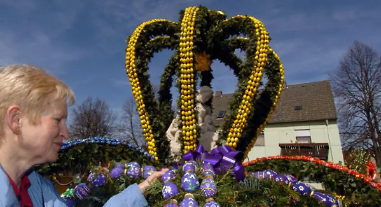 Neben-dem-Verstecken-von-Eiern-gibt-es-noch-zahllose-weitere-Osterbraeuche-wie-das-Schmuecken-von-Brunnen-zu-Osterbrunnen-133