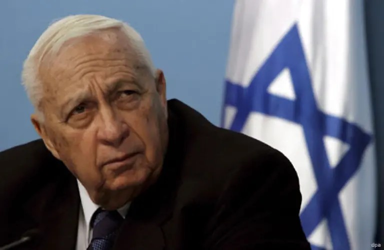 Mit-Scharon-wurde-ein-Hardliner-Regierungschef-Gespraeche-mit-Arafat-lehnte-er-wegen-palaestinensischer-Terrorangriffe-in-Israel-ab-Er-liess-den-Palaestinenserpraesidenten-in-Ramallah-festsetzen-Arafat-starb-im-November-2004