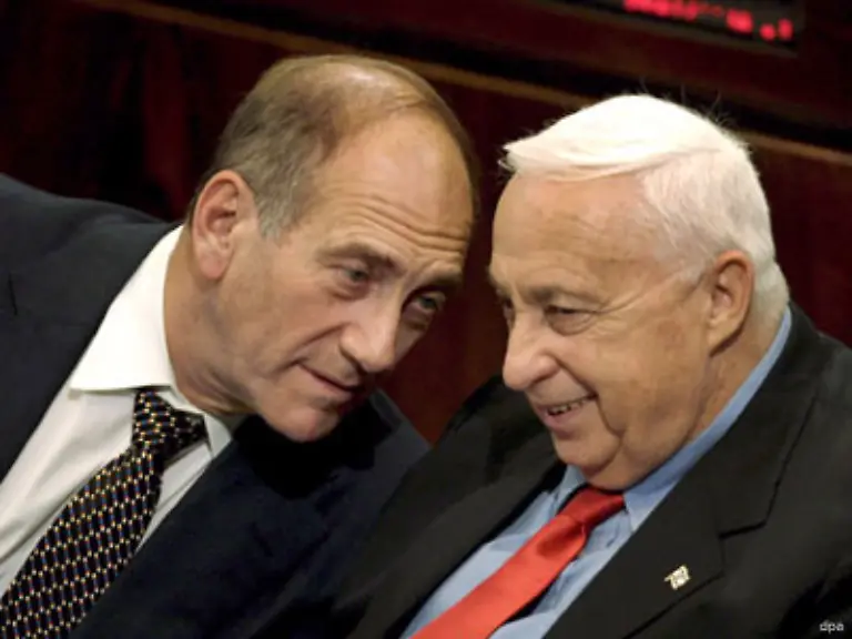 Scharon-verliess-den-Likud-Er-gruendete-die-zentristische-Partei-Kadima-der-Likud-und-Arbeitspartei-Politiker-beitraten-Anfang-2006-erlitt-Scharon-einen-schweren-Schlaganfall-und-liegt-seitdem-im-Koma-Ehud-Olmert-links-wurde-kommissarischer-Ministerpraesident