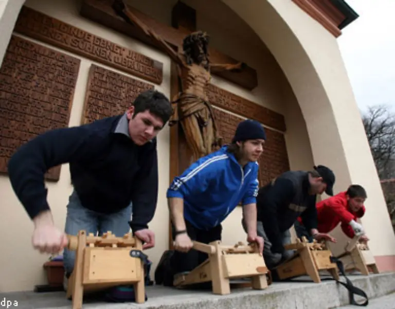 das-Osterraetschen-hier-im-Stadtteil-Ebnet-vor-der-katholischen-Kirche-St-Hilarius-das-am-Karfreitag-das-Glockengelaeut-ersetzt