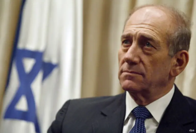 Olmert-unter-Scharon-Industrie-und-Handelsminister-gewann-als-Kadima-Spitzenkandidat-die-Parlamentswahl-im-Maerz-2006-Er-hatte-angekuendigt-die-Politik-Scharons-fortzusetzen