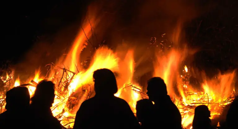 133-und-natuerlich-die-Osterfeuer-die-es-in-der-gesamten-Republik-gibt-Sie-gelten-als-Abbilder-der-Sonne-die-von-nun-an-wieder-laenger-und-waermer-scheint