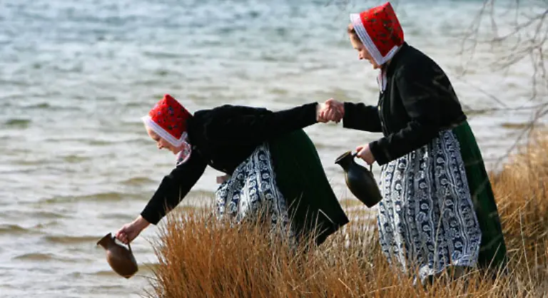 Bei-den-Sorben-in-der-Lausitz-gibt-es-ausserdem-den-Brauch-des-Osterwasser-Holens