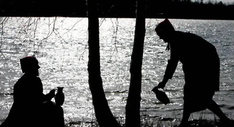 Das-Wasser-wird-am-fruehen-Morgen-schweigend-geschoepft-und-erhaelt-dadurch-heilende-Kraft