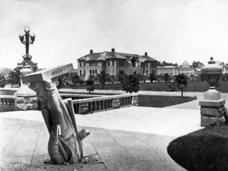 Das-Beben-und-die-folgenden-Braende-rissen-3-000-Menschen-in-den-Tod