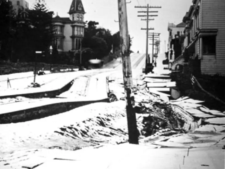 beschrieb-die-Aufwoelbung-der-Strassen