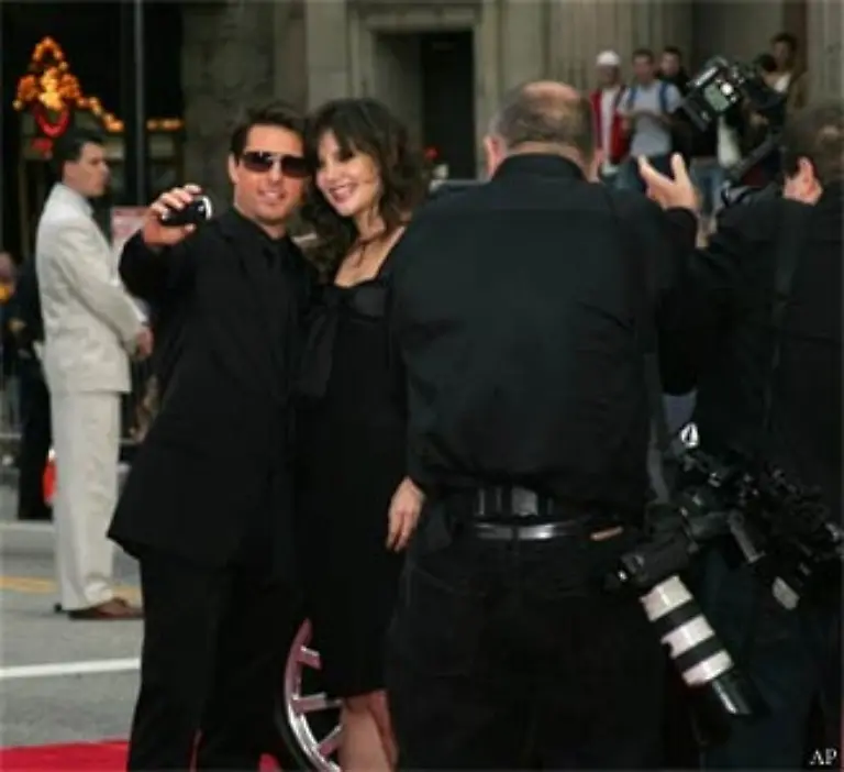 Und-die-Fans-bekommen-auch-was-Tom-will-Ein-Foto-von-ihm-und-seiner-Holden-Ob-sie-nun-wollen-oder-nicht