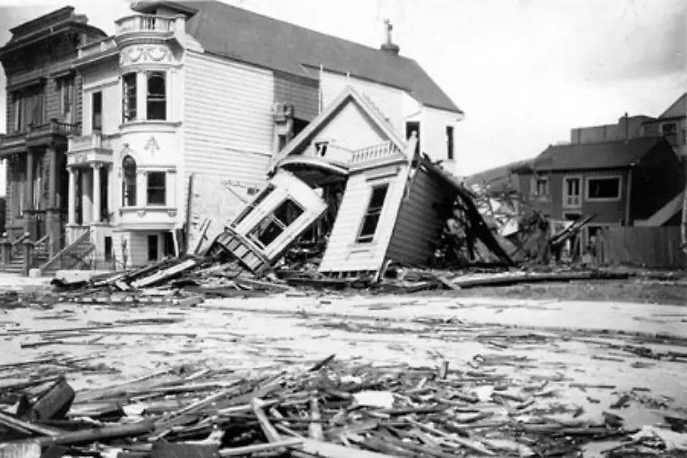 und-konnten-sich-durch-die-vielen-Holzbauten