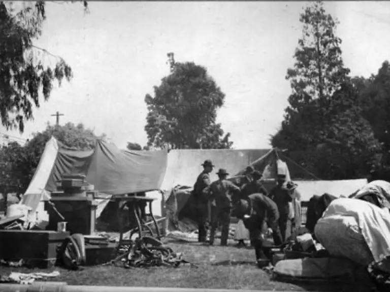 und-andere-Notunterkuenfte-zusammen-gezimmert