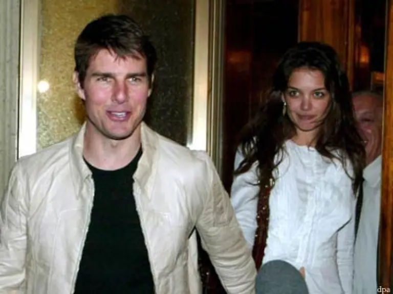 wie-alles-begonnen-hat-Tom-Cruise-schleppte-im-April-2005-ein-eher-unbekanntes-Maeuschen-ins-Rampenlicht