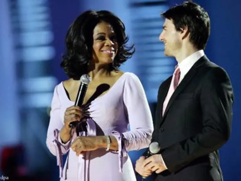 In-der-Talkshow-von-Oprah-Winfrey-wurde-Tom-Cruise-von-der-neuen-Liebe-so-uebermannt-dass-er-auf-ihrer-Couch-auf-und-absprang-und-eine-spontane-Liebeserklaerung-abgab