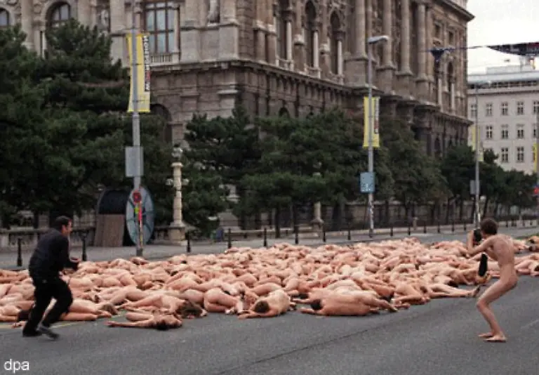So-wie-schon-zigtausende-andere-vorher-Im-folgenden-ein-kleiner-Rueckblick-auf-vergangene-Tunick-Aktionen