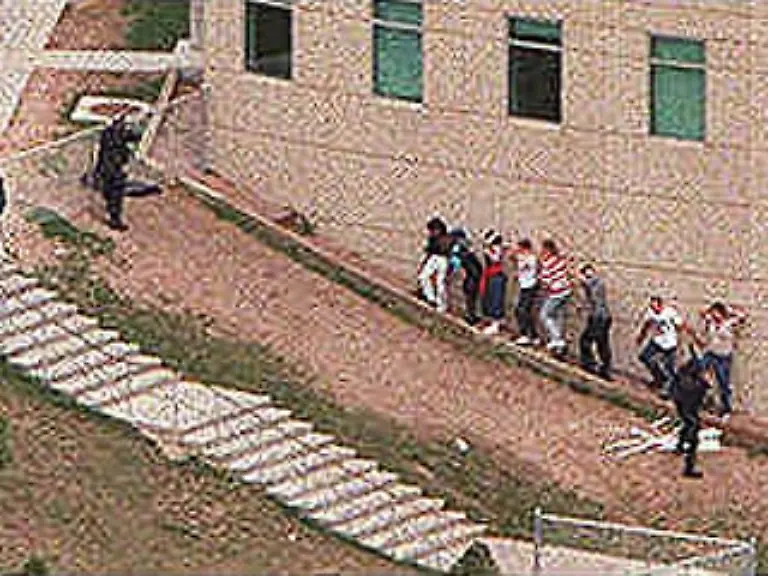 Schwarze-Maentel-Nazi-Sprueche-und-Gewaltphantasien-Eric-und-Dylan-hassten-die-ganze-Welt-Alles-niederzumetzeln-schien-ihnen-die-beste-Loesung-Ratlos-blickte-die-Kleinstadt-Littleton-auf-ihre-Kinder