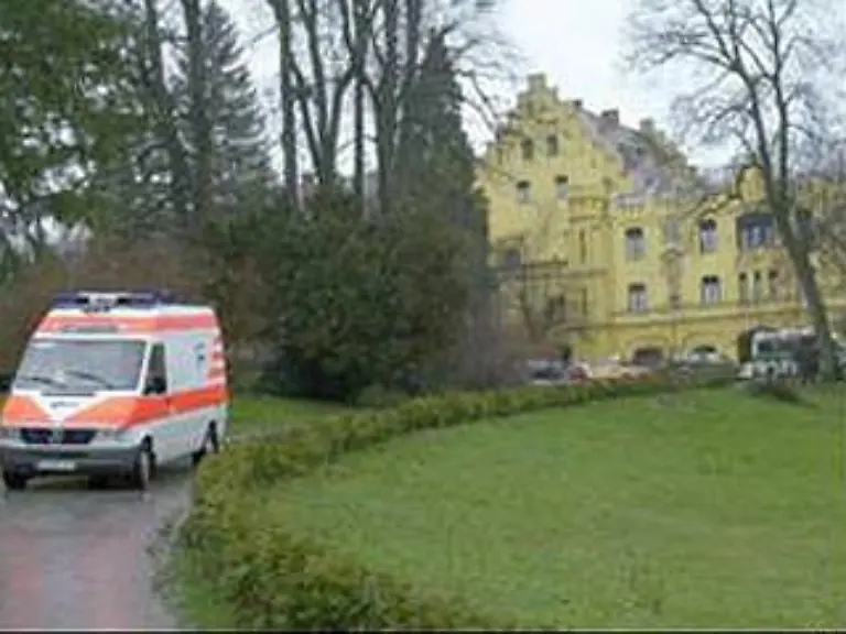 Ein-Jahr-spaeter-am-16-Maerz-2000-erschiesst-ein-17-Jaehriger-den-Heimleiter-des-Internats-Brannenburg-Auch-er-sollte-von-der-Schule-fliegen-Auch-er-benutzte-die-Waffen-seines-Vaters