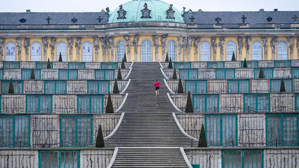 Das-Schloss-Sanssouci-ist-eines-der-Wahrzeichen-Potsdams-Archivbild