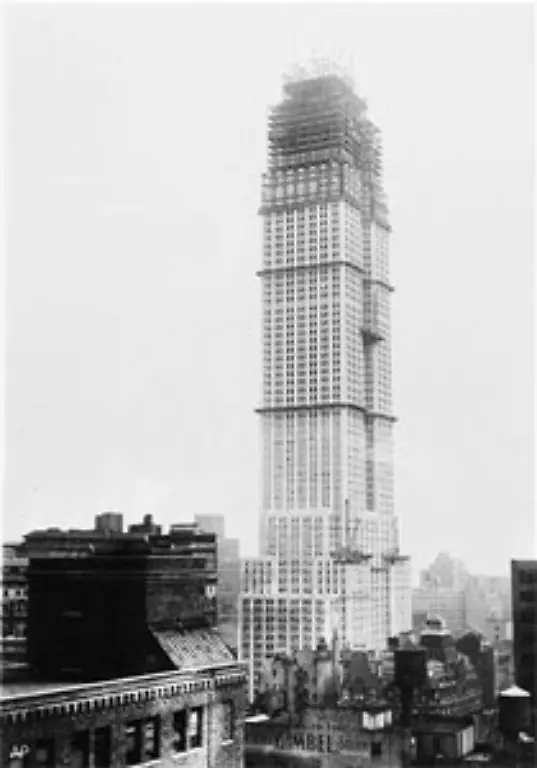 Am-22-Januar-1930-begannen-die-Arbeiten-am-Fundament-Im-Fruehjahr-stand-schon-eine-gewaltige-Stahlkonstruktion-Damit-durch-die-Mittagspause-nicht-unnoetig-viel-Zeit-verloren-ging-wurden-im-24-47-und-64-Stock-Kantinen-eingerichtet-das-ersparte-das-Runterfahren