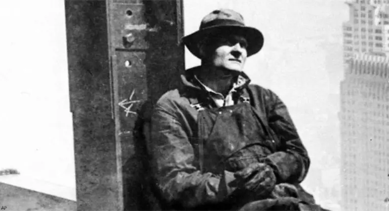 Die-eigentlichen-Helden-der-Baustelle-waren-die-Nieter-In-eingespielten-Vierermannschaften-viele-vom-Stamm-der-Mohawk-Indianer-schlugen-sie-fuer-einen-Lohn-von-1-25-Dollar-800-Nieten-am-Tag-ein-warfen-gluehendes-Metall-in-300-Meter-Hoehe-ueber-40-Meter-weit-um-es-mit-trichterfoermigen-Handschuhen-aufzufangen