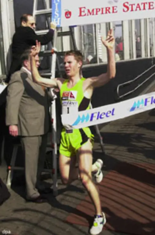 Wer-fit-genug-ist-kann-die-1576-Treppenstufen-der-102-Stockwerke-des-Gebaeudes-auch-errennen-beim-Treppenlauf-der-von-den-New-York-Road-Runners-veranstaltet-wird