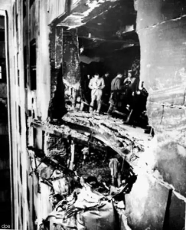 Am-Samstag-dem-28-Juli-1945-raste-ein-B-25-Bomber-wegen-eines-Navigationsfehlers-bei-schlechter-Sicht-in-den-79-Stock-des-Empire-State-Buildings-Dabei-starben-14-Menschen
