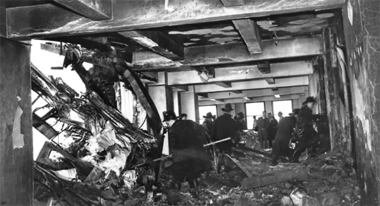 Trotz-des-Feuers-und-einem-sechs-Meter-grossen-Loch-in-der-Fassade-erlitt-das-Gebaeude-jedoch-keinen-strukturellen-Schaden-und-konnte-am-darauf-folgenden-Montag-wieder-oeffnen