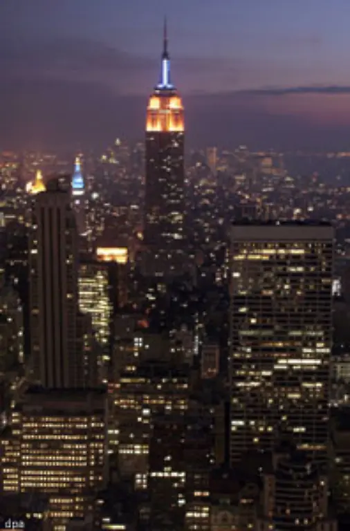 Zurzeit-ist-es-der-zweithoechste-Wolkenkratzer-in-den-USA-Nur-der-443-m-hohe-Sears-Tower-in-Chicago-ueberragt-das-Empire-State-Building-noch