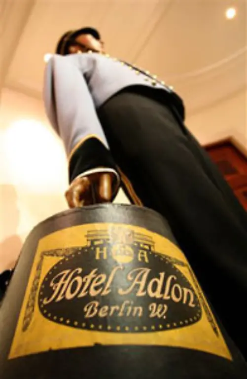 Das-Adlon-ist-in-Feierlaune