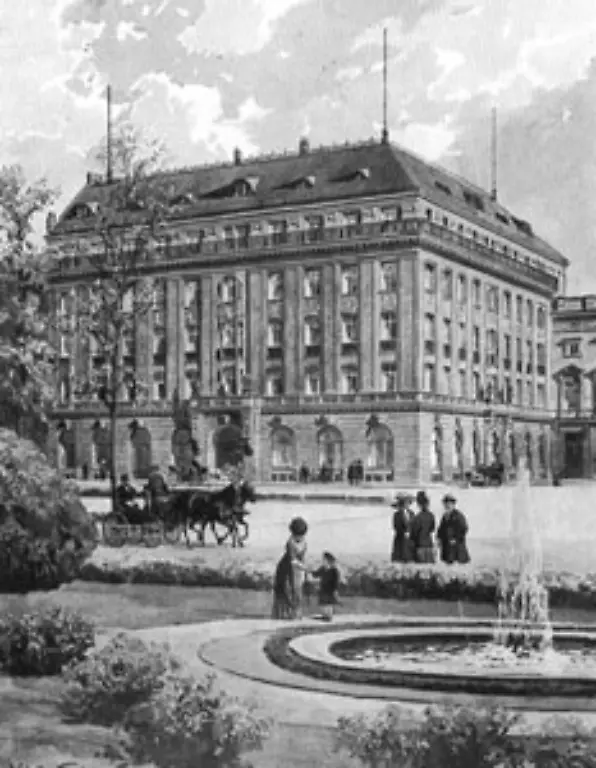 In-unmittelbarer-Naehe-des-Brandenburger-Tors-oeffnete-das-Adlon-seine-Pforten