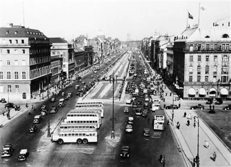 und-bestimmt-nicht-zuletzt-seiner-einmaligen-Lage-Bild-1940-Lorenz-Adlon-war-in-der-Mainzer-Moebelfirma-Bemb-zum-Tischler-ausgebildet-worden-bevor-er-seine-Leidenschaft-fuer-die-Gastronomie-entdeckte