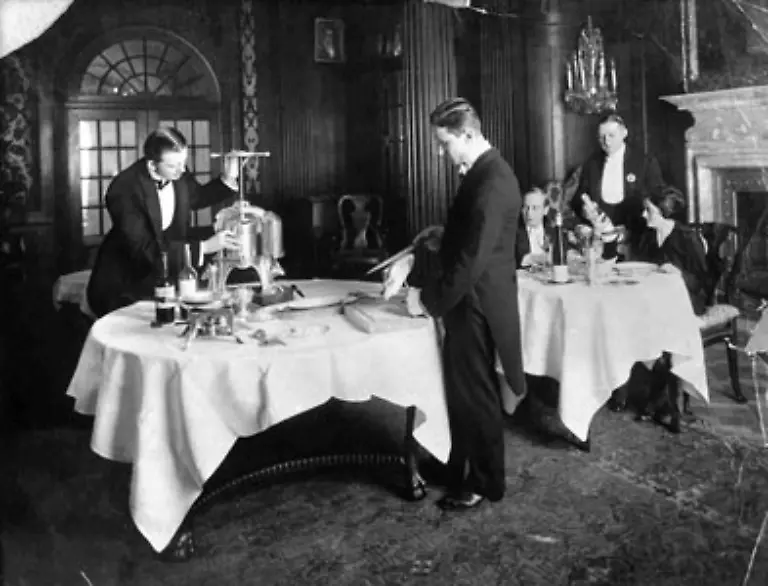 ueber-die-Leitung-der-Restaurantbetriebe-bei-der-Weltausstellung-1888-in-Amsterdam-wo-er-auch-sein-erstes-Hotel-eroeffnete