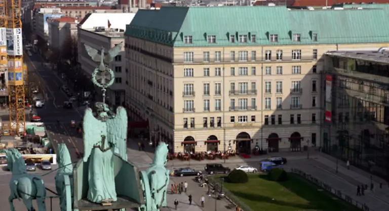Inzwischen-war-Adlon-nach-Berlin-gezogen-wo-er-bereits-1880-Restaurants-uebernahm-und-1905-das-Grundstueck-am-Pariser-Platz-erwarb-Mit-der-Unterstuetzung-des-Kaisers-Wilhelm-II-begann-er-mit-dem-Bau-des-Hotel-Adlon-unter-der-Quadriga
